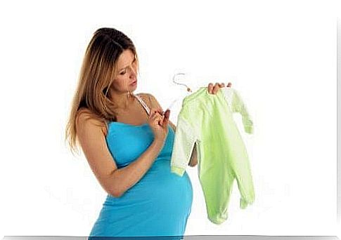 Childbirth day bag - the woman chooses clothes