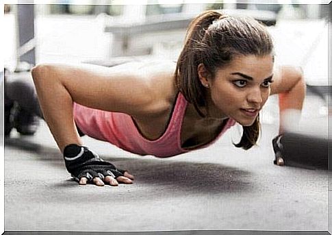 woman doing push-ups