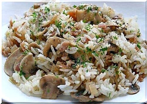 Brown rice salad with mushrooms