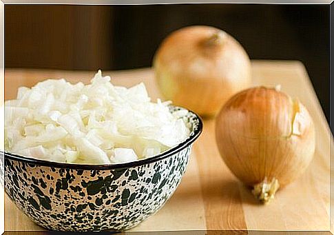 Sliced ​​onion in a bowl