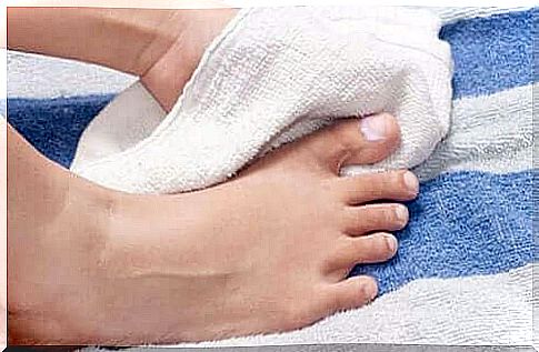 Dry feet with a towel