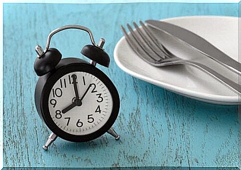 Intermittent fasting - alarm clock and plate