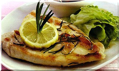 Baked chicken breast and a slice of lemon