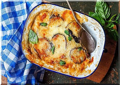 Moussaka in Greek - see how to prepare it