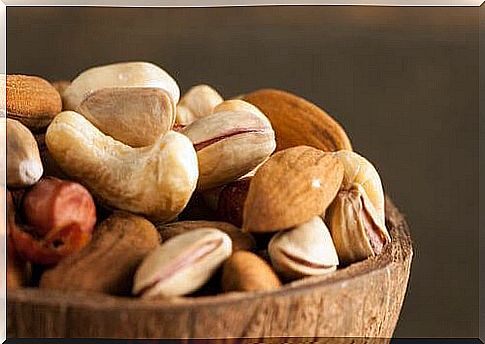 Nuts and seeds - why should we soak them?