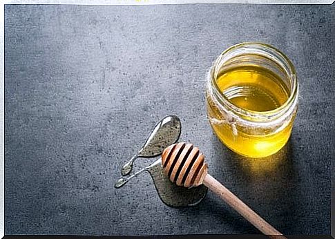 Honey and spatula for respiratory problems