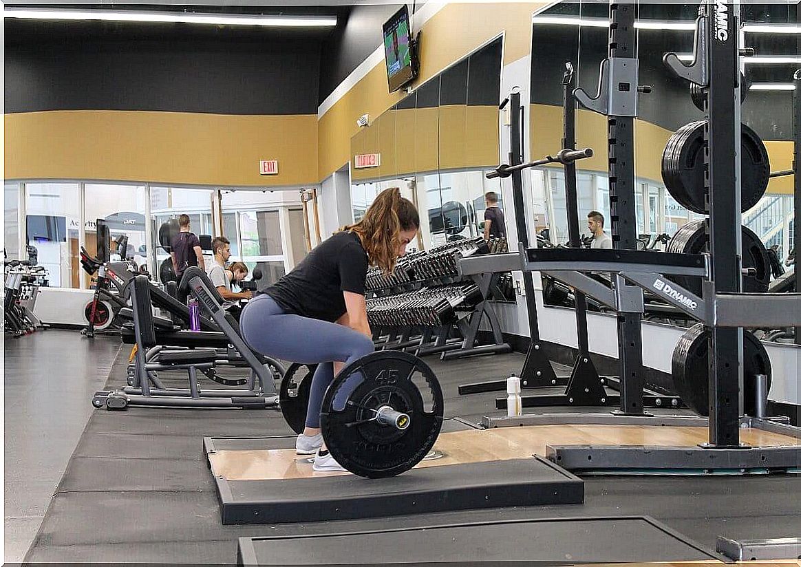 woman lifting weights