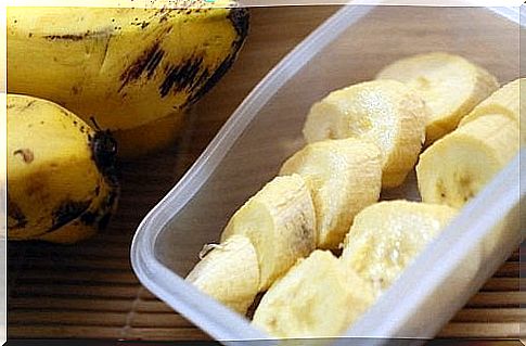 sliced ​​fresh bananas for a better night's sleep