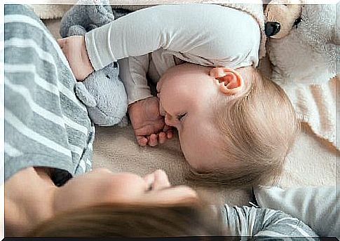 Sleeping a baby with mom - is it a good idea?