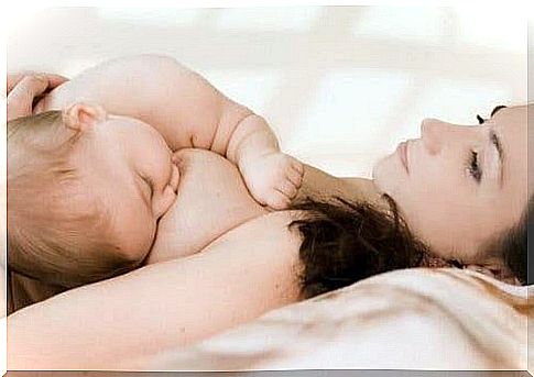 Breastfeeding and baby sleeping with mom