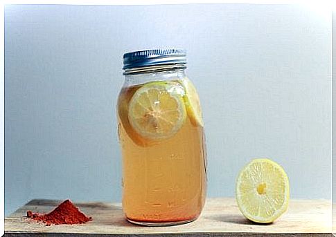 Slimming tonic with lemon and turmeric