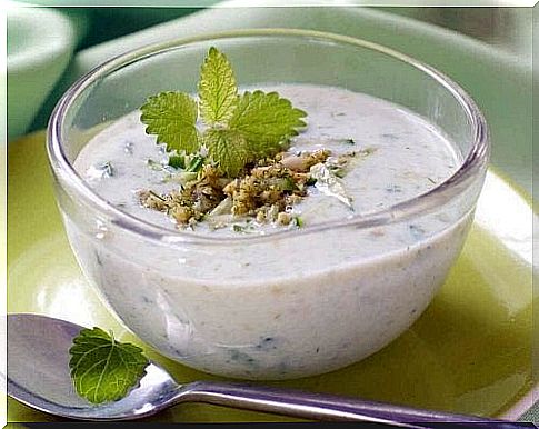 Cleansing soup with mint and pepper