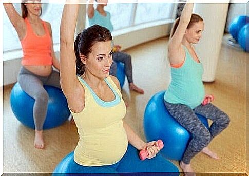 Stretching for pregnant women: back, hips and legs