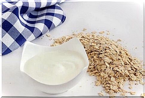 Apply yoghurt and oat scrub, which will also moisturize the delicate skin of the armpits.